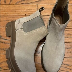 Ugg Women’s Ashton Chelsea Pull on Boot Size 8.5